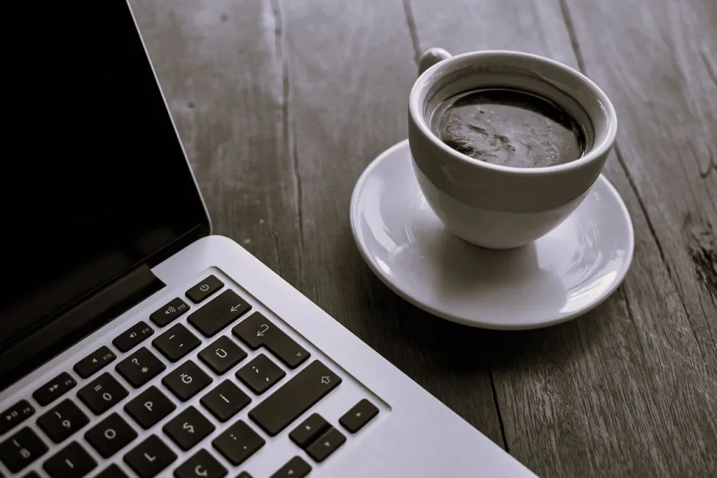 Schreiben mit Kaffee und Laptop
